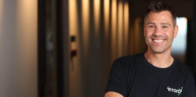 CEO eToro, Yoni Assia, berbicara tentang investasi dengan AI