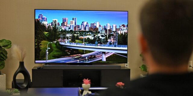 Rekomendasi TV 75 dan 77 inci terbaik 2026