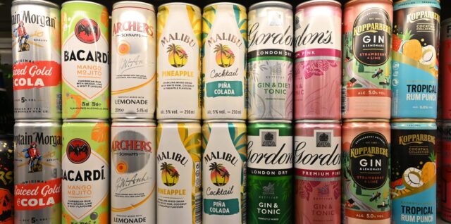 Koktail siap saji dan kit DIY untuk bartending santai