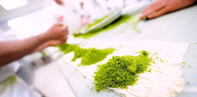 Pembuatan baklava di restoran Imam Cagdas, Gaziantep