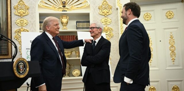 Tim Cook mundur, John Ternus jadi CEO Apple, dampak bagi industri teknologi