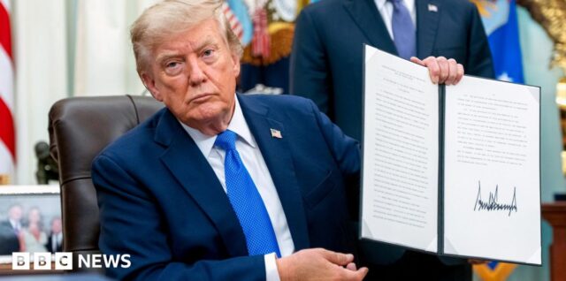 Trump tanda tangani perintah eksekutif tentang kewarganegaraan lahir